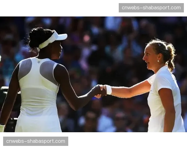 温网草地测试赛期间,工作人员用传统尺规测量草皮高度