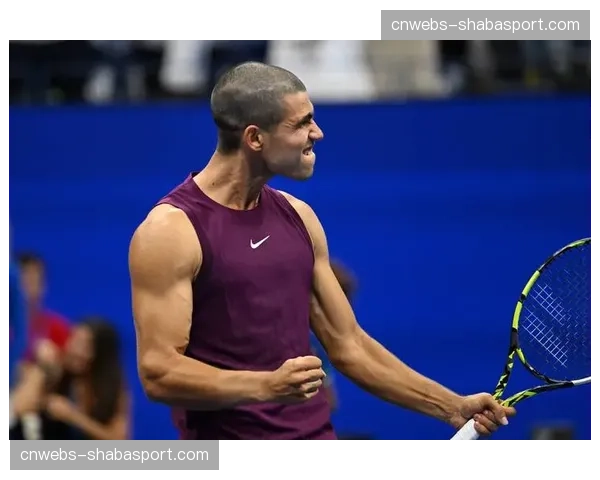 球迷冲入赛场与阿尔卡拉斯自拍，被保安迅速带离