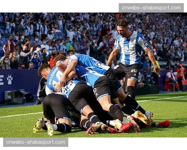 终场哨响,埃弗顿球员与球迷共同庆祝关键保级胜利 终场哨响,埃弗顿球员与球迷共同庆祝关键保级胜利